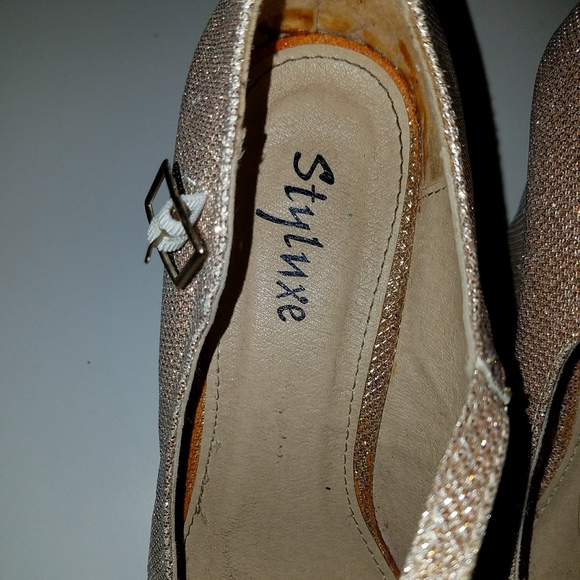 😊♡Stylnxe, size 9, womens wedge shiney gold tone - Picture 3 of 7